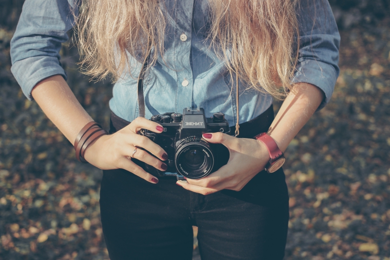 photographe-VALDEROURE-min_hand-person-girl-woman-camera-photography-614-pxhere.com